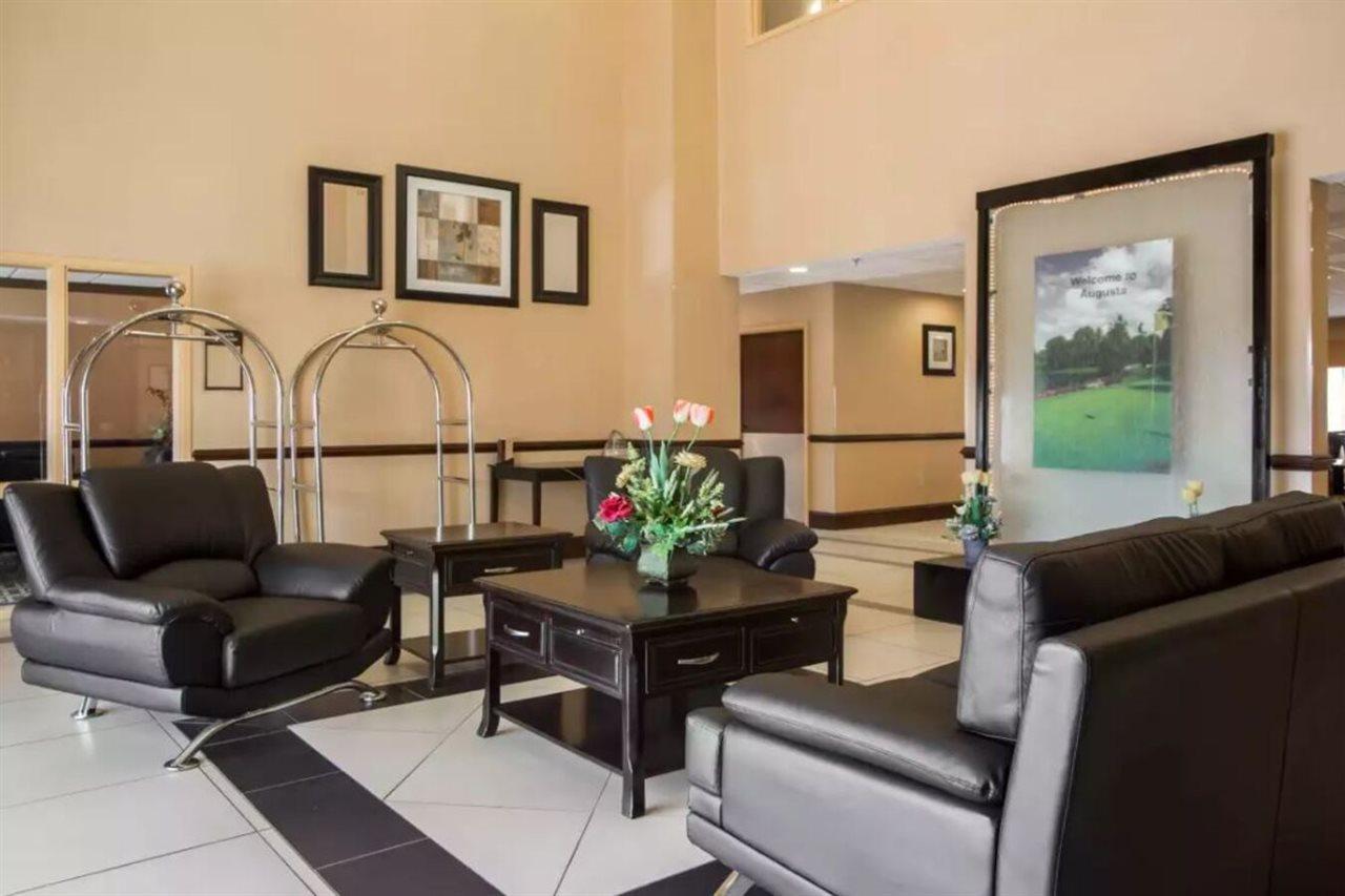 Hotel Comfort & Fort Eisenhower Area 3*